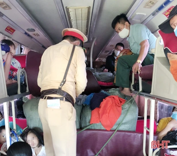 Phát hiện xe khách chở quần áo không rõ nguồn gốc trị giá gần 300 triệu đồng