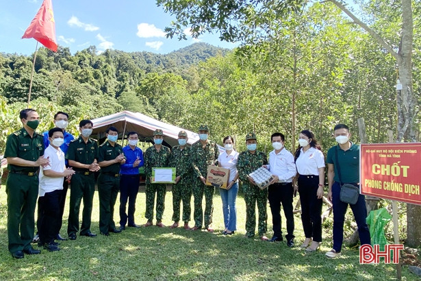 Thăm hỏi, tặng quà các chiến sỹ biên phòng chốt chặn đường mòn, lối mở vùng biên Hà Tĩnh