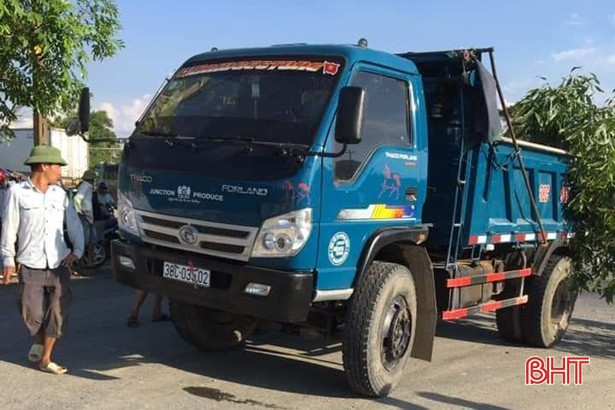 Va chạm với ô tô tải đi ngược chiều, 2 thanh niên đi xe máy bị thương nặng