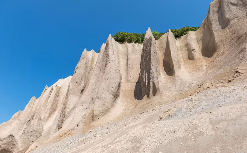 Thung lũng trắng nổi bật giữa rừng núi nước Nga