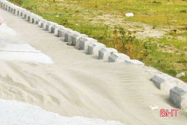 Cát phủ kín mặt đường đê biển Lộc Hà tiềm ẩn nguy cơ tai nạn giao thông