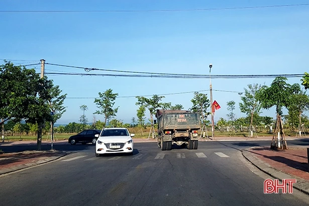 Thiếu biển báo, người đi đường ở TP Hà Tĩnh gặp khó khi qua giao lộ 26/3 - Lê Duy Năng