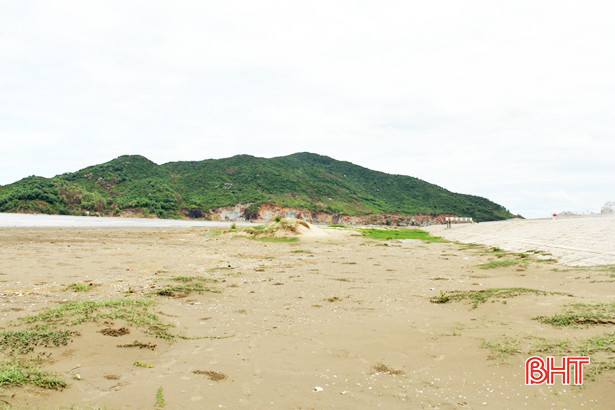 Cát phủ kín mặt đường đê biển Lộc Hà tiềm ẩn nguy cơ tai nạn giao thông