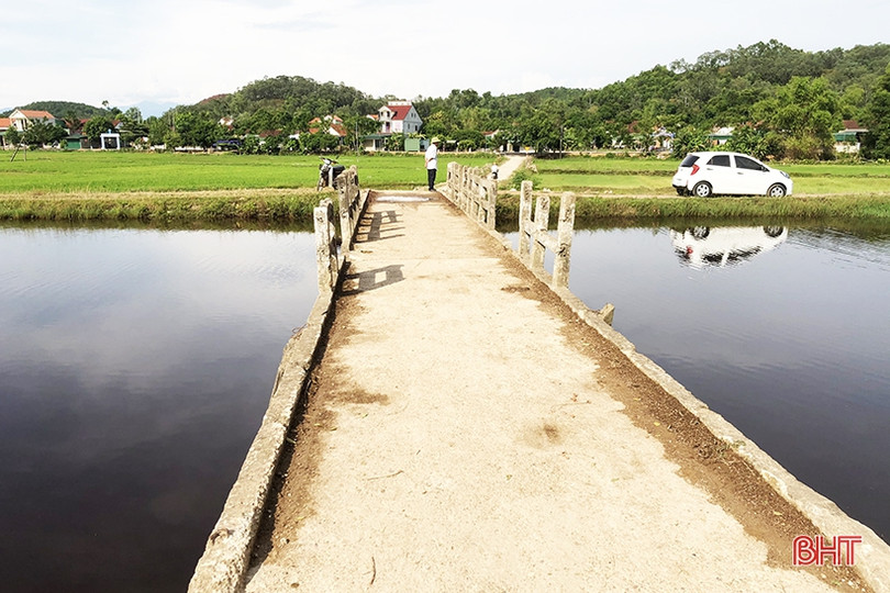 Gần 300 hộ dân ở huyện lúa Hà Tĩnh đi lại trên cây cầu có nguy cơ gãy sập 