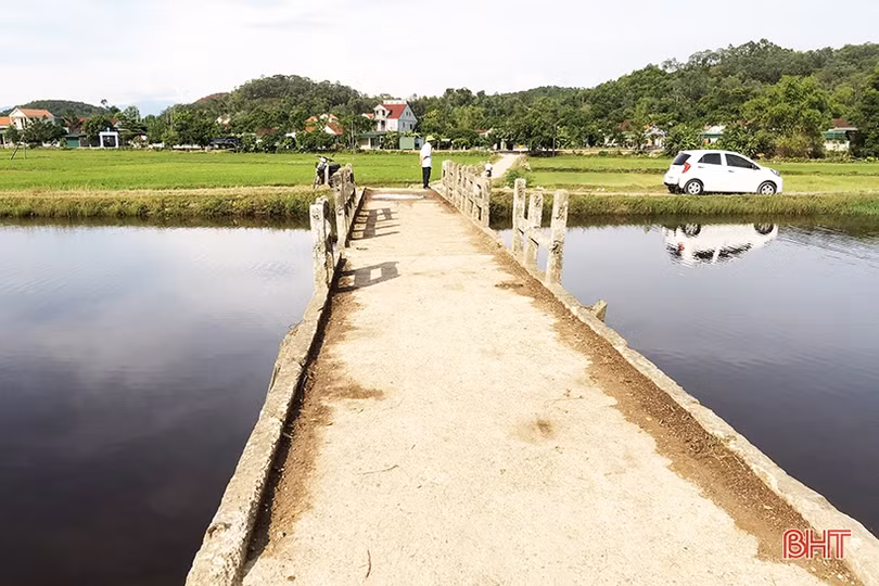 Gần 300 hộ dân ở huyện lúa Hà Tĩnh đi lại trên cây cầu có nguy cơ gãy sập 