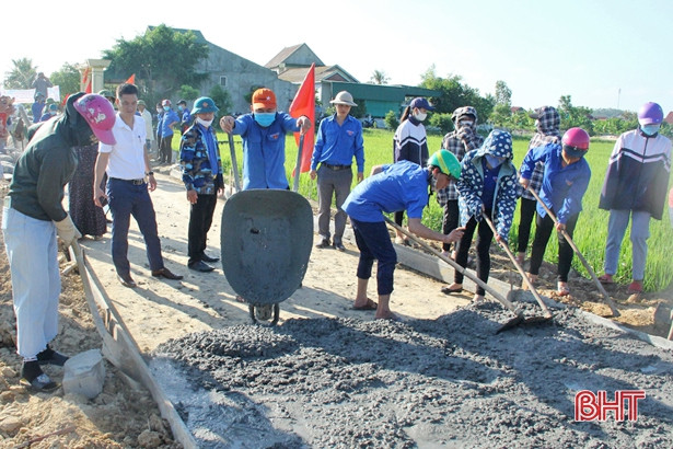 Đoàn thanh niên hỗ trợ 100 tấn xi măng làm đường giao thông ở Hồng Lộc