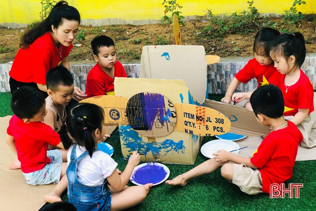 Các bé mầm non Trung Kiên sáng tạo đồ chơi từ vật liệu tái chế