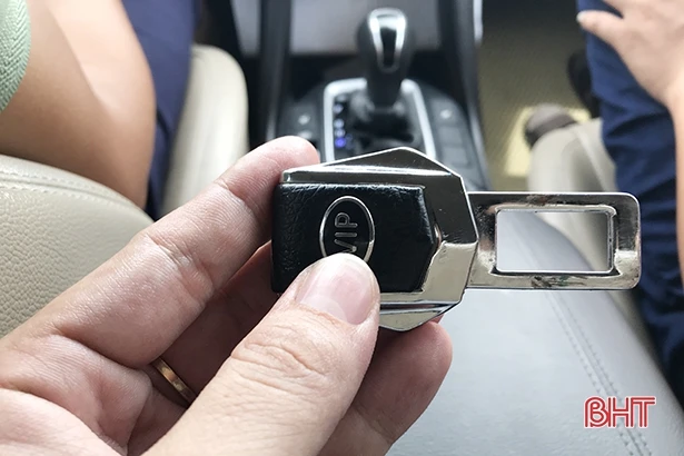 Mua chốt cắm thay cài dây an toàn, thói xấu cần loại bỏ khi ngồi trên ô tô