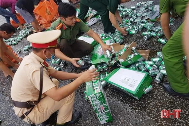 Chiến sỹ công an cùng người dân Hà Tĩnh giúp tài xế gom cả trăm két bia rơi trên QL1A