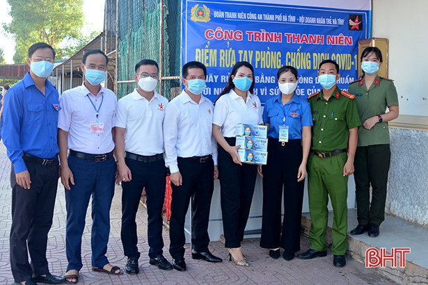 Lắp đặt điểm rửa tay phòng dịch cho học sinh TP Hà Tĩnh