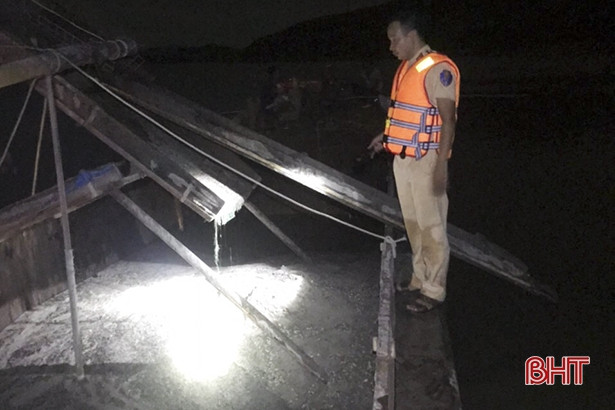 CSGT đường thủy Hà Tĩnh bắt 2 vụ khai thác cát trái phép trong đêm