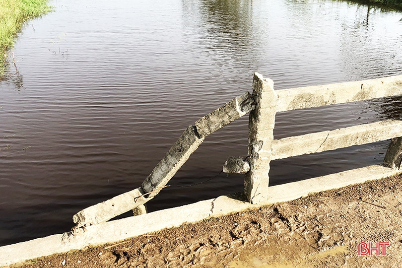 Gần 300 hộ dân ở huyện lúa Hà Tĩnh đi lại trên cây cầu có nguy cơ gãy sập 