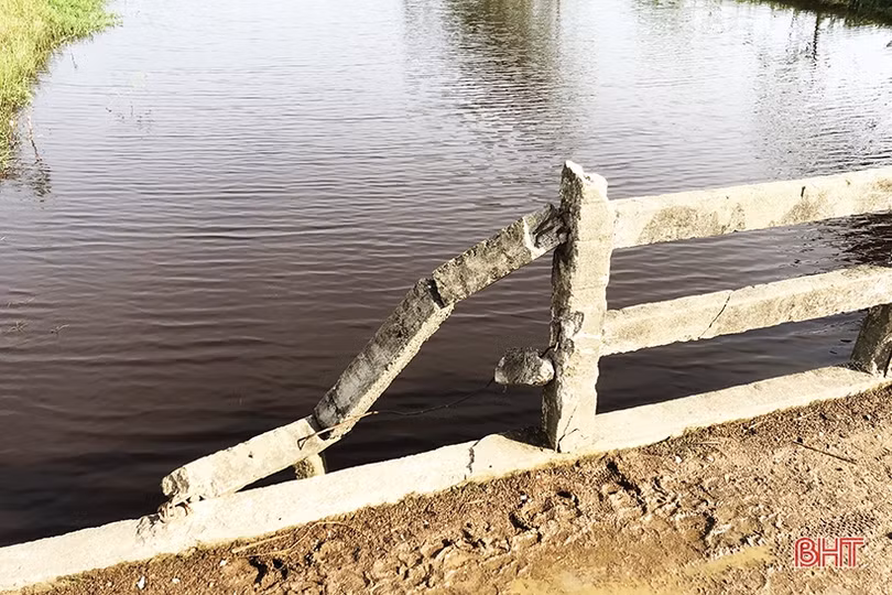 Gần 300 hộ dân ở huyện lúa Hà Tĩnh đi lại trên cây cầu có nguy cơ gãy sập 