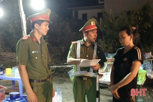 200 người dân kinh doanh cam kết không lấn chiếm vỉa hè tại TP Hà Tĩnh