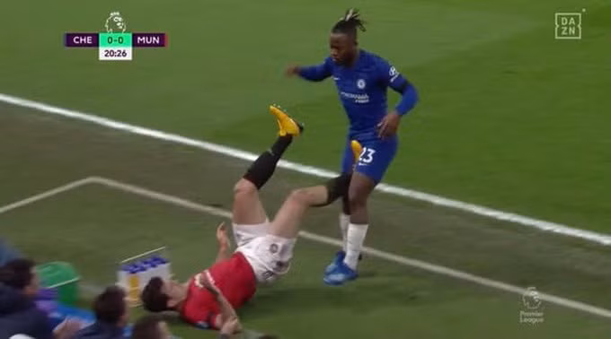 Trọng tài bắt trận chung kết FA Cup bị tố xử ép Chelsea có hệ thống