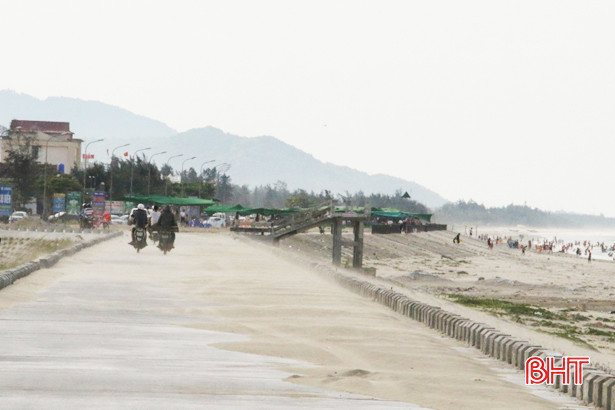 Cát phủ kín mặt đường đê biển Lộc Hà tiềm ẩn nguy cơ tai nạn giao thông