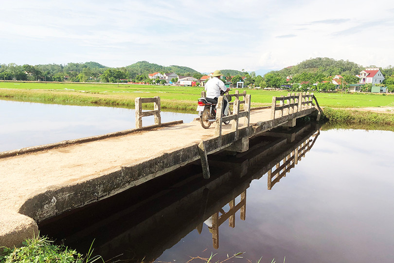 Gần 300 hộ dân ở huyện lúa Hà Tĩnh đi lại trên cây cầu có nguy cơ gãy sập 