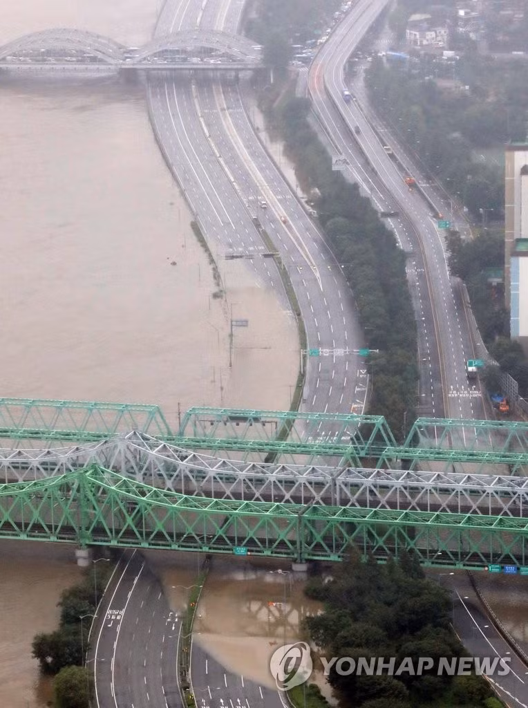 Hàn Quốc điều trực thăng, huy động 800 người tìm các nhân viên cứu hộ mất tích do lật thuyền