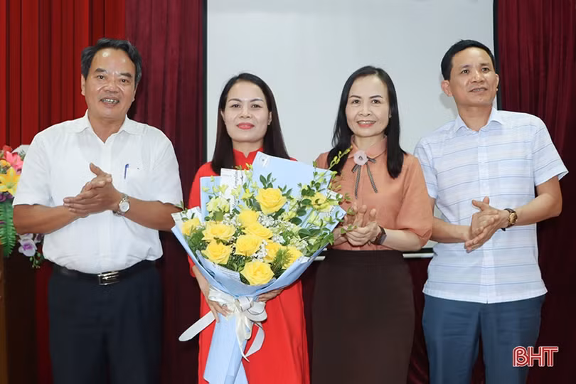 Chỉ định đồng chí Hà Thị Việt Ánh giữ chức Phó Bí thư Huyện ủy Cẩm Xuyên