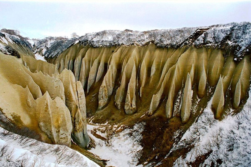 Thung lũng trắng nổi bật giữa rừng núi nước Nga