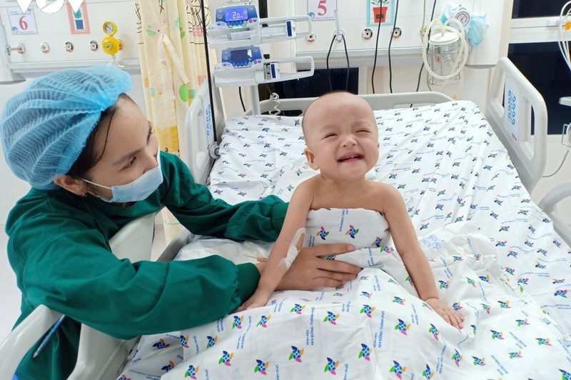 Trúc Nhi - Diệu Nhi đã ngồi được và chơi đùa tinh nghịch