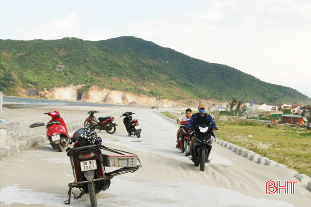 Cát phủ kín mặt đường đê biển Lộc Hà tiềm ẩn nguy cơ tai nạn giao thông