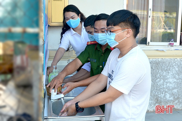 Lắp đặt điểm rửa tay phòng dịch cho học sinh TP Hà Tĩnh