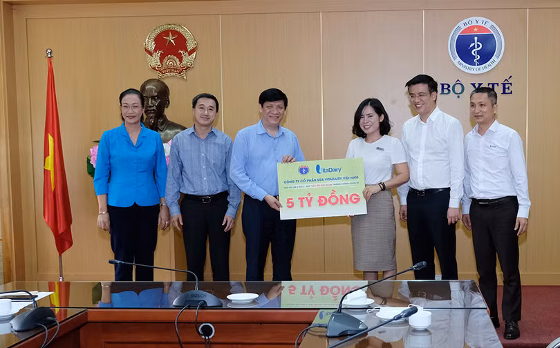 Bộ Y tế tiếp nhận 3.200 máy thở của Tập đoàn Vingroup phục vụ chống dịch COVID-19