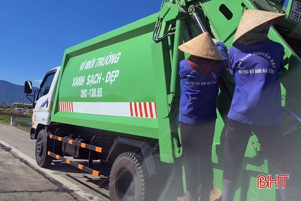 4 nữ công nhân đu bám sau xe thu gom rác thải khi đang lưu thông trên QL 1A