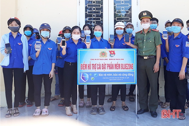 Công an Thạch Hà “phổ cập” ứng dụng Bluezone cho người dân tại khu vực đông người