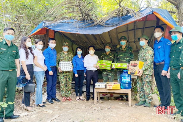 Thăm hỏi, tặng quà các chiến sỹ biên phòng chốt chặn đường mòn, lối mở vùng biên Hà Tĩnh