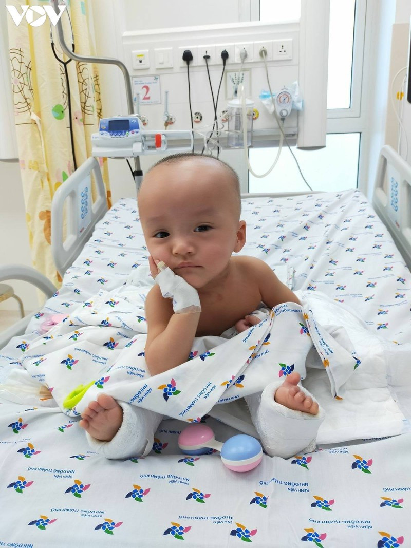 Trúc Nhi - Diệu Nhi đã ngồi được và chơi đùa tinh nghịch