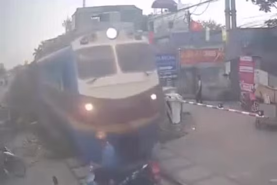 'Thót tim' cảnh xe máy băng qua đường sắt, tài xế thoát chết trong gang tấc
