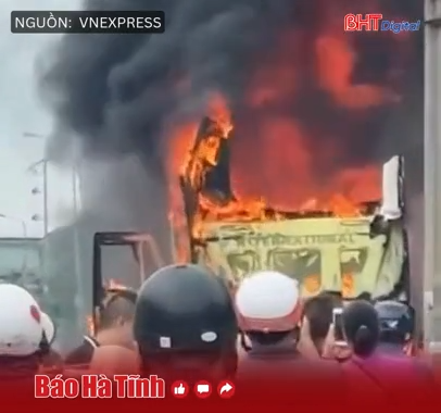 2 ô tô bốc cháy trước cửa gara