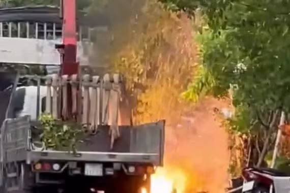 Xe cẩu vướng dây điện phát nổ, tài xế tử vong