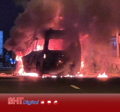 Xe cứu thương bốc cháy sau cú đâm đuôi xe đầu kéo, 3 người tử vong trên cao tốc