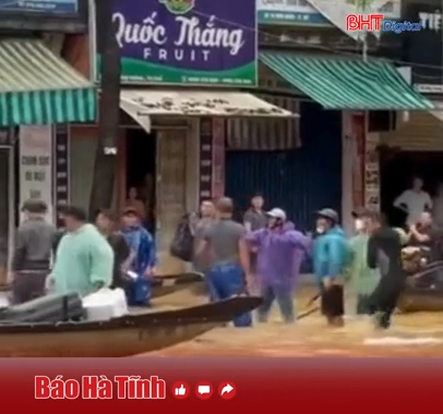 Nhóm người dùng gậy sắt, mái chèo đánh nhau giữa phố ngập lụt