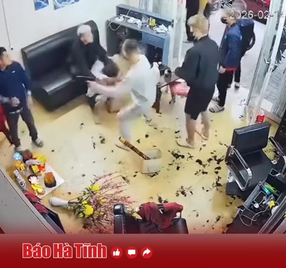 Nhóm người cầm vật giống súng xông vào quán cắt tóc hành hung, đòi tiền 