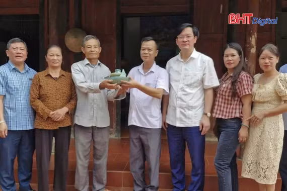 Nông dân đào được 2 trống đồng Đông Sơn trên 2.500 năm tuổi khi làm vườn