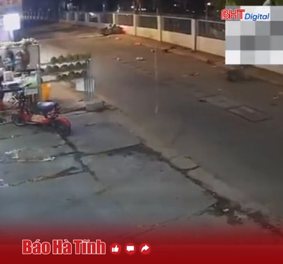Tài xế ô tô dấu hiệu say xỉn lấn làn, tông 2 xe máy 