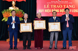 Đảng bộ phường Nam Hồng Lĩnh trao Huy hiệu Đảng cho 23 đảng viên