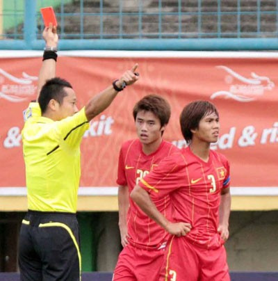 Chiếc thẻ đỏ với Long Giang là tổn thất rất lớn đối với U23 Việt Nam trước trận bán kết. Ảnh: Nam Hà.