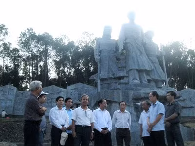 Phó Chủ tịch UBND tỉnh Nguyễn Thiện và các thành viên HĐNT trao đổi ý kiến về phần mỹ thuật của tượng đài
