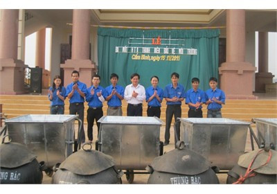 Bí thư tỉnh đoàn Nguyễn Xuân Hùng trao tặng xe đẩy và thùng rác cho đại diện HTX môi trường Cẩm Bình