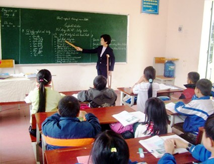 Cô giáo Lê Thị Nguyệt bị khớp, phải chống nạng nhưng vẫn say sưa giảng bài cho các em học sinh