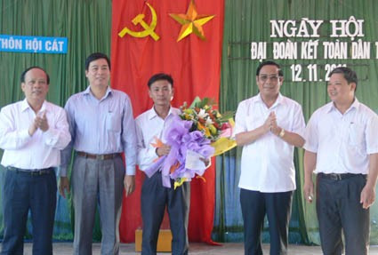 Bí thư Tỉnh ủy Nguyễn Thanh Bình và Thiếu tướng Nguyễn Thanh Tân tặng hoa chúc mừng lãnh đạo thôn Hội Cát