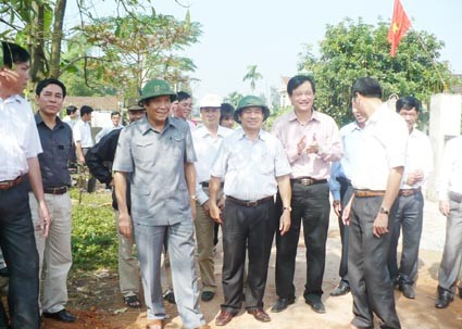 Bí thư Tỉnh ủy và đoàn Kiểm tra tiến độ xây dựng NTM tại xã Cẩm Quan