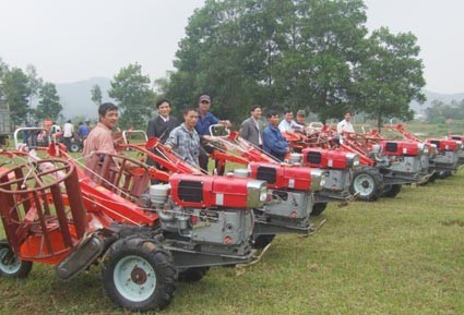 Nông dân xã Đức Đồng ( Đức Thọ ) tiếp nhận máy cày đa chức năng theo Quyết định 63/2010/QĐ-TTG )