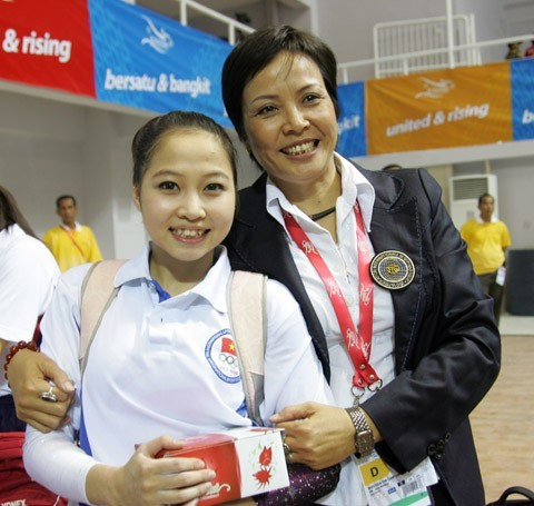 Niềm vui chiến thắng của trọng tài Bích Vân và Ngân Thương. Ảnh: An Nhơn.