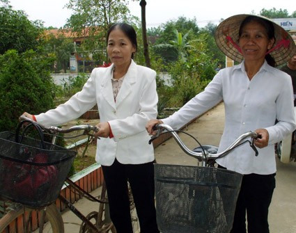 Các cô đến trường,đến lớp bằng xe đạp cọc cạch nhưng vẫn luôn hoàn thành xuất sắc nhiệm vụ của mình